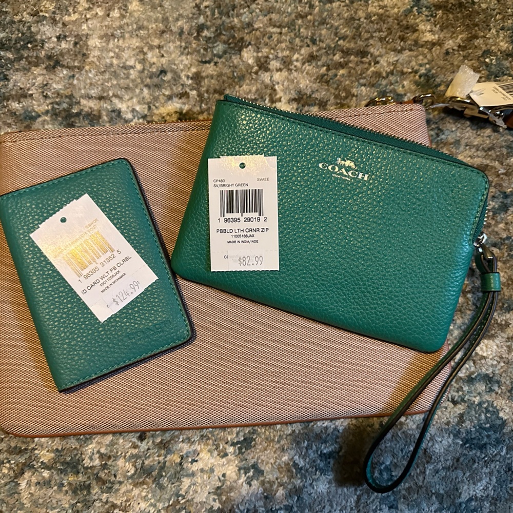 Coach Green Corner zip pebbled leather Wristlet and Wallet Set